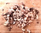 Une image de l'étape 1 de Champignons farcis au Comté, jambon et lardons grillés.
