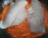 Foto del paso 6 de la receta: Merluza en salsa de pimientos con gambas y espinacas