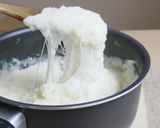 Foto del paso 4 de la receta: Aligot, todo lo rico reunido en un plato: papa, queso, ajo, manteca, crema de leche y pimienta 🇫🇷