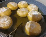 Foto langkah ke 8 dari resep 🇮🇩Donat labu mini merah putih 🇮🇩.