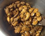 รูปขั้นตอนการทำที่ 2 ของ คาราเมลอัลมอนด์เคลือบช็อกโกเเลต (Chocolate-covered caramelized almonds)