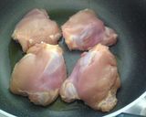 Foto del passaggio 3 della ricetta Sovracosce di pollo in umido
