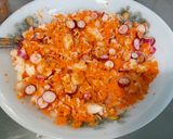 Une image de l'étape 9 de Salade multicolore de riz blanc, carottes, petits pois, tomate, radis et persil.