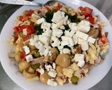 Une image de l'étape 12 de Salade de pâtes au porc, tomates, champignons, feta et cornichons.
