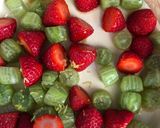 A picture of step 1 of Gooseberry and strawberry non-jam.