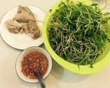 Hình bước làm 1 của món Salad rau mầm và thịt hấp