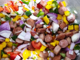 Penne con pimientos rojos, verdes y amarillos