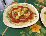 Une image de l'étape 10 de Salades individuelles concombre et deux tomates à la feta sauce ciboulette persil.