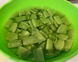 รูปขั้นตอนการทำที่ 3 ของ กะเพรากุ้ง+หมูสับ ใส่ถั่วลันเตา
