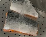 Foto del passaggio 1 della ricetta Salmone in crosta di semi di sesamo e di papavero 🐟