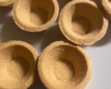 Foto del paso 3 de la receta: Tartaletas de gulas, gambas al ajillo y huevo de codorniz