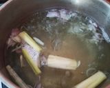 Foto langkah ke 2 dari resep Sayur Bening Bayam Oyong.