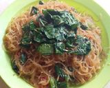 Foto langkah ke 6 dari resep Bihun kecap sawi hijau simpel untuk pemula.