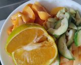 Foto del paso 3 de la receta: Ensalada de frutas con jugo de naranja y sal🍈🍑🍊🧂🍋🟩