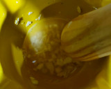 Foto del paso 2 de la receta: Anguriñas con gambas y huevo con base de patatas al ajo cabañil