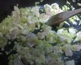 Foto del paso 2 de la receta: Pasta con salsa de pollo y verdeo (con vino tinto)