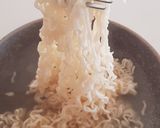 A picture of step 3 of Crustless Instant Noodle Cake.