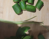 A picture of step 1 of Agua de pepino y limón (cucumber & lime water).