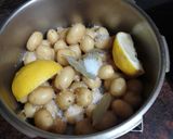 Foto del paso 5 de la receta: Carne de cochino en adobo con papas arrugas