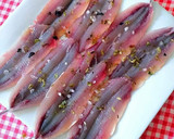 Foto del paso 3 de la receta: Boquerones escabechados con salteado de cherrys y estragón