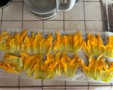Foto del passaggio 1 della ricetta Fagottini di fiori di zucca🌼