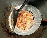 Foto langkah ke 4 dari resep Bawang goreng renyah kriuk.