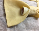 Foto del paso 2 de la receta: Caramelos 🍬 salados de salchicha con queso 🧀