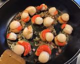 Une image de l'étape 3 de Noix de saint Jacques à la crème de curry et échalotes.