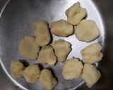 A picture of step 5 of Suji ke gulabjamun.