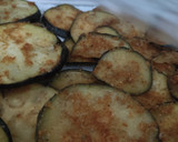 Foto del paso 4 de la receta: Chips de berenjena fritas