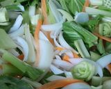 Hình bước làm 1 của món Cải thìa xào cà rốt hành tây