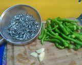 糯米椒炒魚乾的食譜步驟1照片