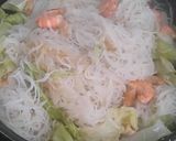 Hình bước làm 5 của món Bún gạo xào tôm và bắp cải
