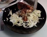 A picture of step 9 of Stir-Fried Pork with Onions.