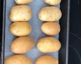 Une image de l'étape 1 de Pommes de terre rôties à la suédoise - hasselback potatoes.