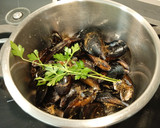 Foto del paso 1 de la receta: Gallineta con caldo de mejillones