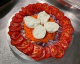 Une image de l'étape 9 de Salade de carottes, tomates et oignon rouge à la burrata et persil.
