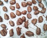 Foto langkah ke 4 dari resep Kurma Coklat Isi Hazelnut #RABUBARU.