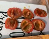 Une image de l'étape 10 de Salade composée de tomates noires, concombre, oignon rouge, feta et persil.