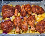 Tepsis csirkecombok zöldségágyon recept fázis 7 fotója
