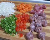 Foto del paso 1 de la receta: Salchichas y butifarras con tomate y verduras