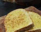 Foto langkah ke 5 dari resep Simple Garlic Bread.