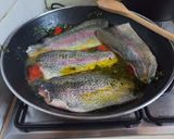 Foto del passaggio 3 della ricetta Filetti di trota salmonata con pomodorini e olive
