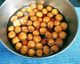 खजूर के गुड़ के अंगूरी रसगुल्ले (khajur ke gur ke angoori rasgulla recipe in Hindi) रेसिपी चरण 7 फोटो