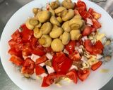 Une image de l'étape 10 de Salade de pâtes au porc, tomates, champignons, feta et cornichons.