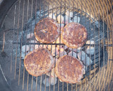 Foto del paso 3 de la receta: Hamburguesas con Queso al Carbón