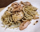 Foto langkah ke 5 dari resep Aglio E Olio : Shrimp And Salmon Pasta.