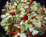 Foto del paso 2 de la receta: Espaguetis de tinta marineros con verduras