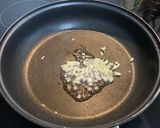 รูปขั้นตอนการทำที่ 6 ของ ข้าวผัดกระเทียมราดหมูสับกระเทียม