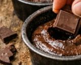 Foto del passaggio 5 della ricetta Tortino morbido al cioccolato dell’uovo di Pasqua